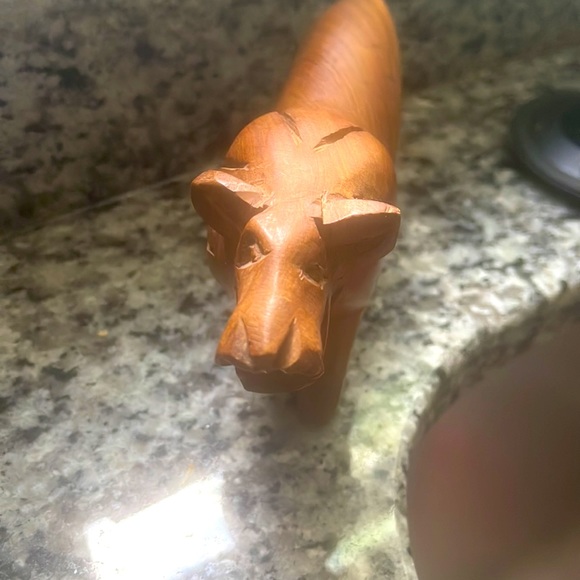 Lioness wooden sculpture - Picture 2 of 3